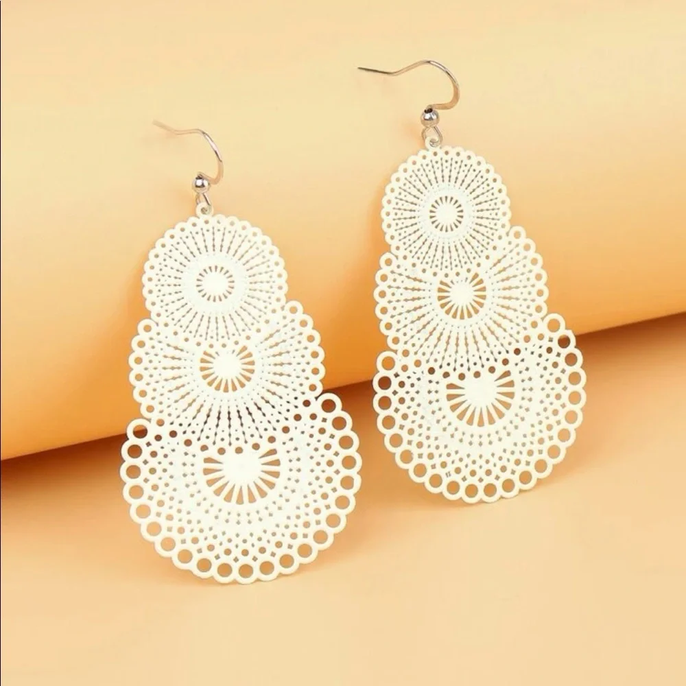 NEW Boho Hollow Out 3-Tier Dangling Earrings (Yellowish White) Fashion Jewelry - Picture 1 of 4